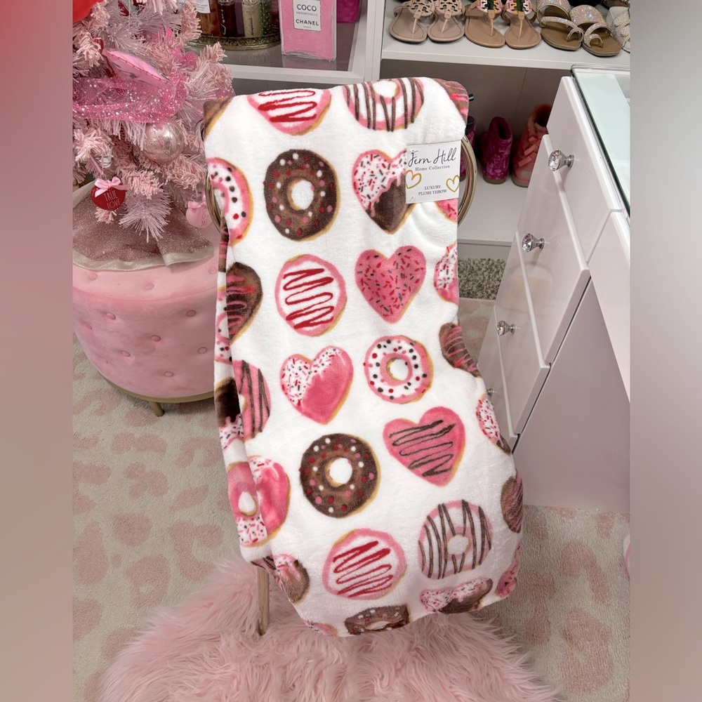 Donut throw blanket NWT
